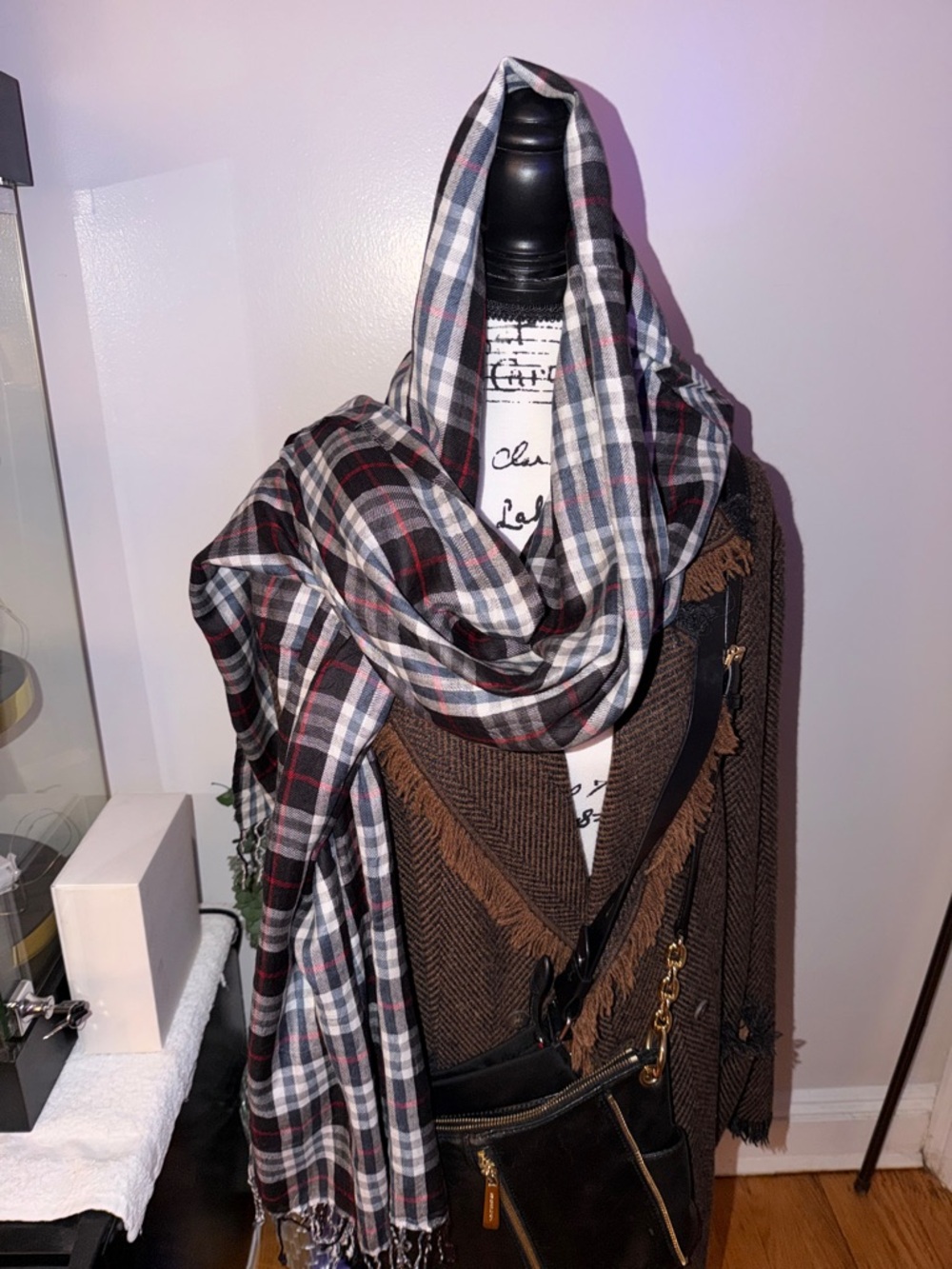 Preloved Burberry Black, White and Red Plaid Throw scarf 🧣 great condition - Picture 11 of 14